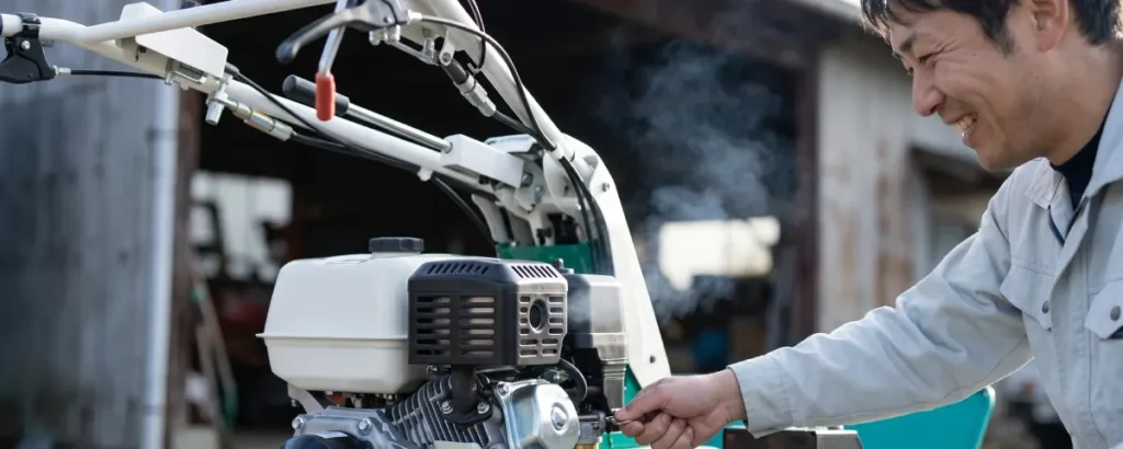 最新モデル！オーレック「HRS815A」を見て微笑む男性イメージ