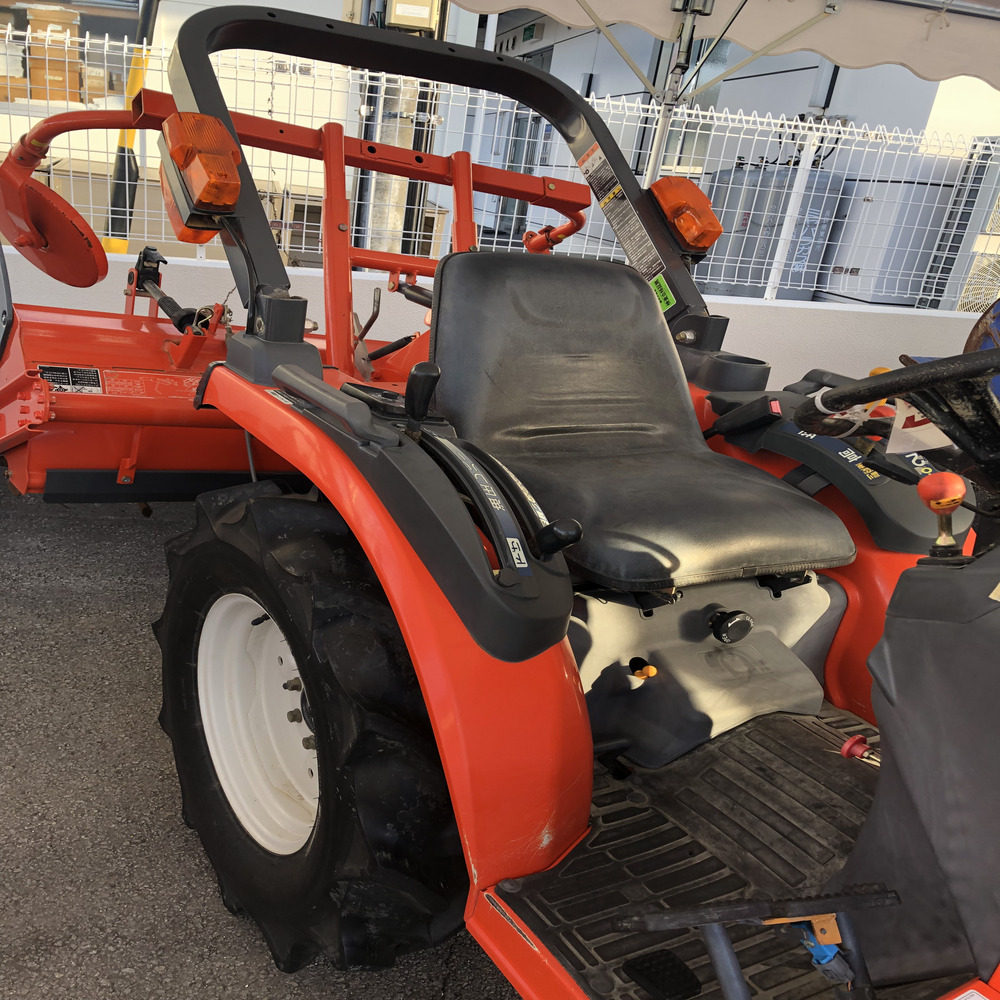 クボタ 中古トラクター 【地域限定自宅配送】クボタ トラクター JB14 機体寸法:2020×960×1810(mm) 出力10.7ps 使用燃料/容量:ディーゼル軽油/14Lの商品画像9