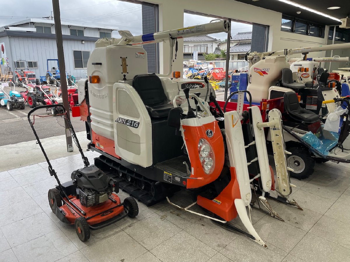  中古ハーベスター 【整備待ち】クボタ コンバイン ARN216 長さ×幅×高さ:2750×1580×1870 重量900kg 変速:HST油圧モータ式無段変速