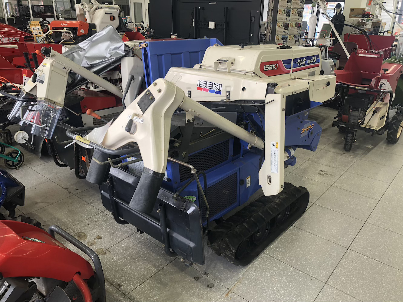 イセキ 中古ハーベスター 【整備待ち】イセキ ハーベスター HMG73E : 機体寸法約 2,085mm × 1,200mm × 1,280mm 馬力 (最大出力):6.0 PS