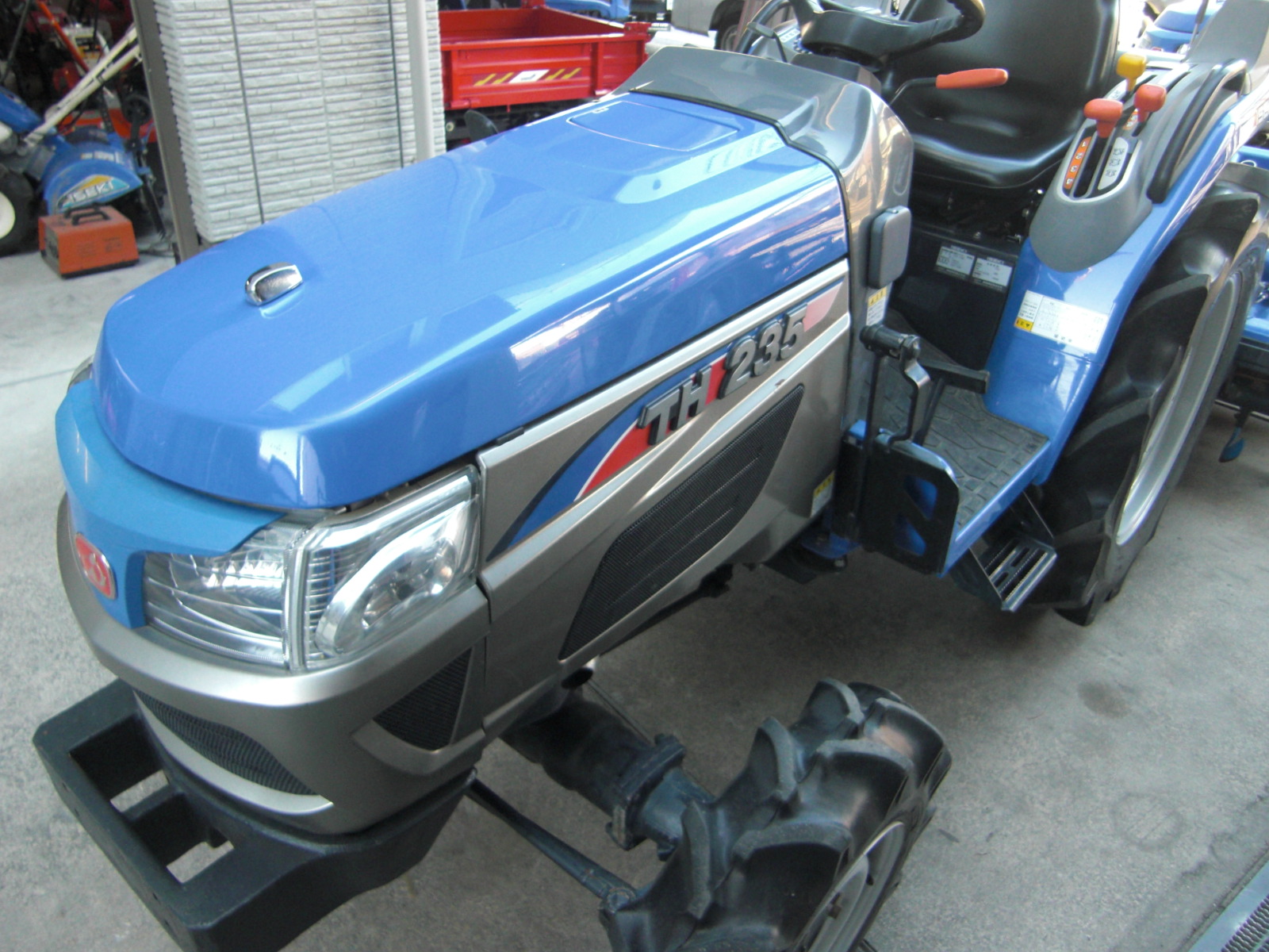 イセキ 中古トラクター TH235-QA15VD     フル装備！　ハンドル切るだけIQターンでらくらく作業！