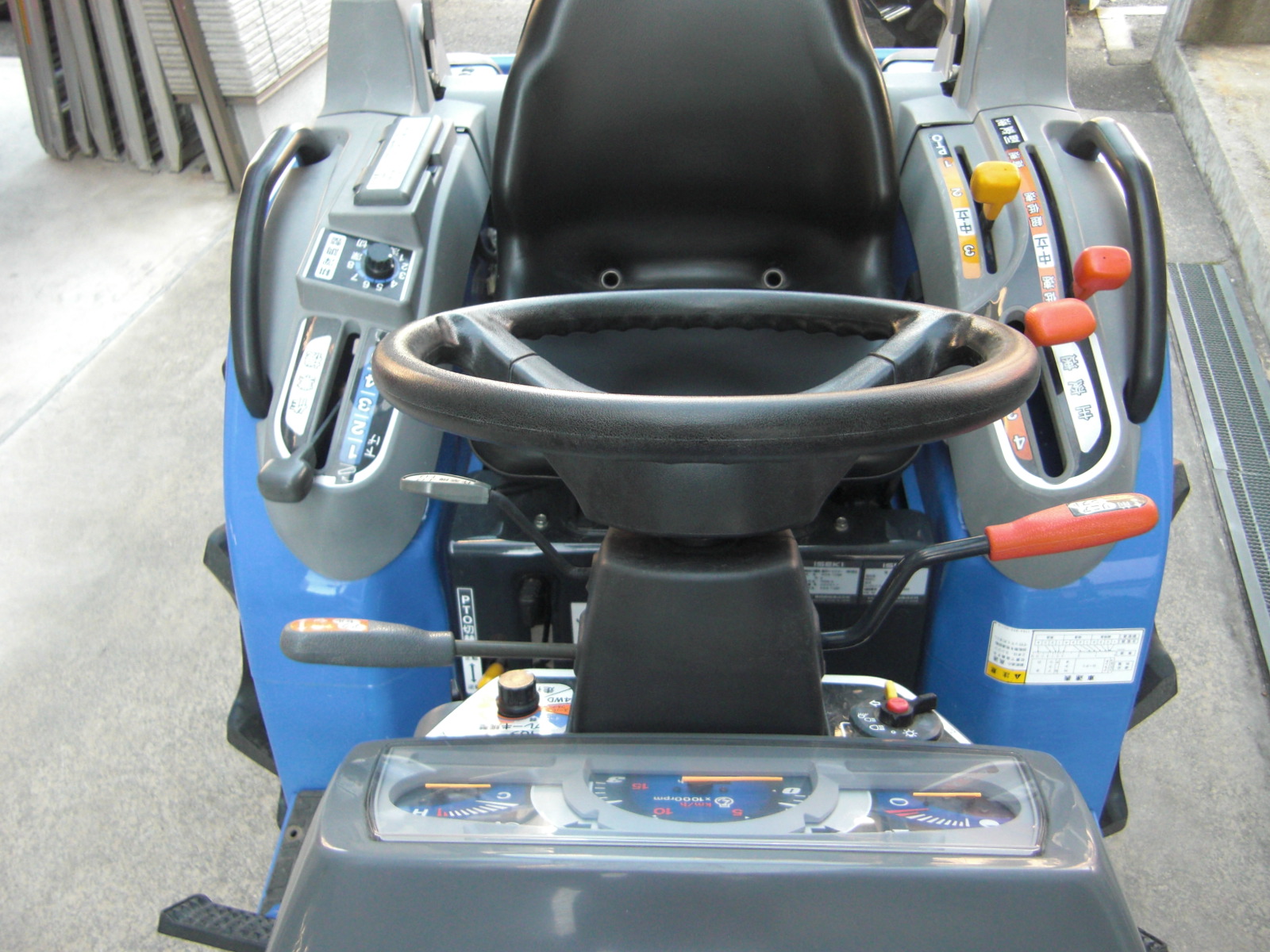 イセキ 中古トラクター TH235-QA15VD     フル装備！　ハンドル切るだけIQターンでらくらく作業！の商品画像2