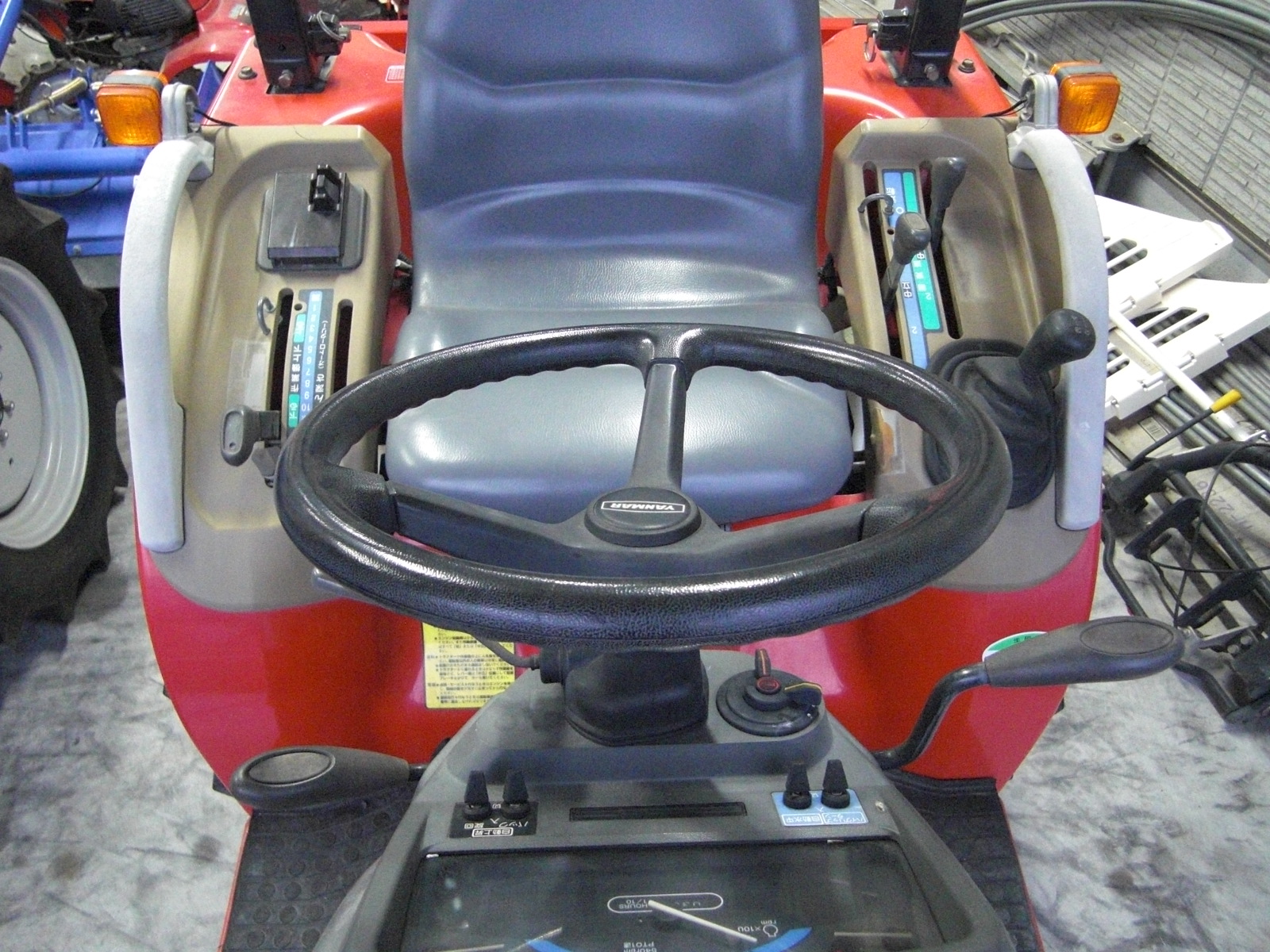 ヤンマー 中古トラクター AF120-VPUS4　　　　小型フル装備！の商品画像2