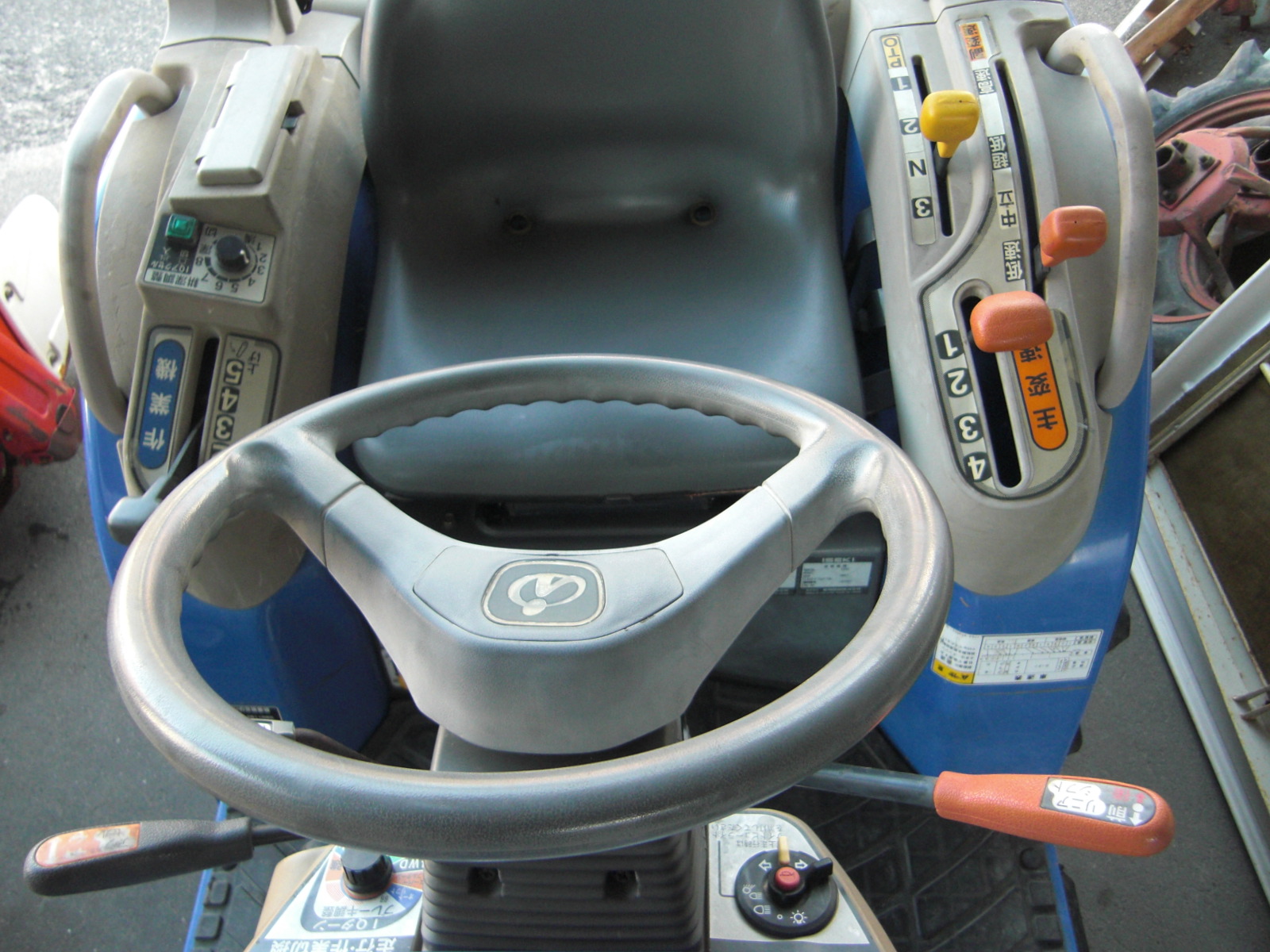 イセキ 中古トラクター TH213-QA14VD　　フル装備！　ハンドル切るだけIQターンでらくらく作業！の商品画像2