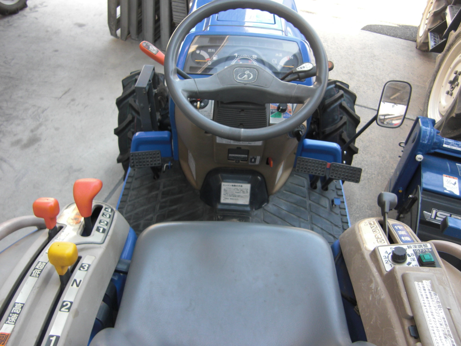 イセキ 中古トラクター TH253-QA15VD　　25馬力フル装備お手頃価格にて！　ハンドル切るだけIQターンでらくらく作業！の商品画像3