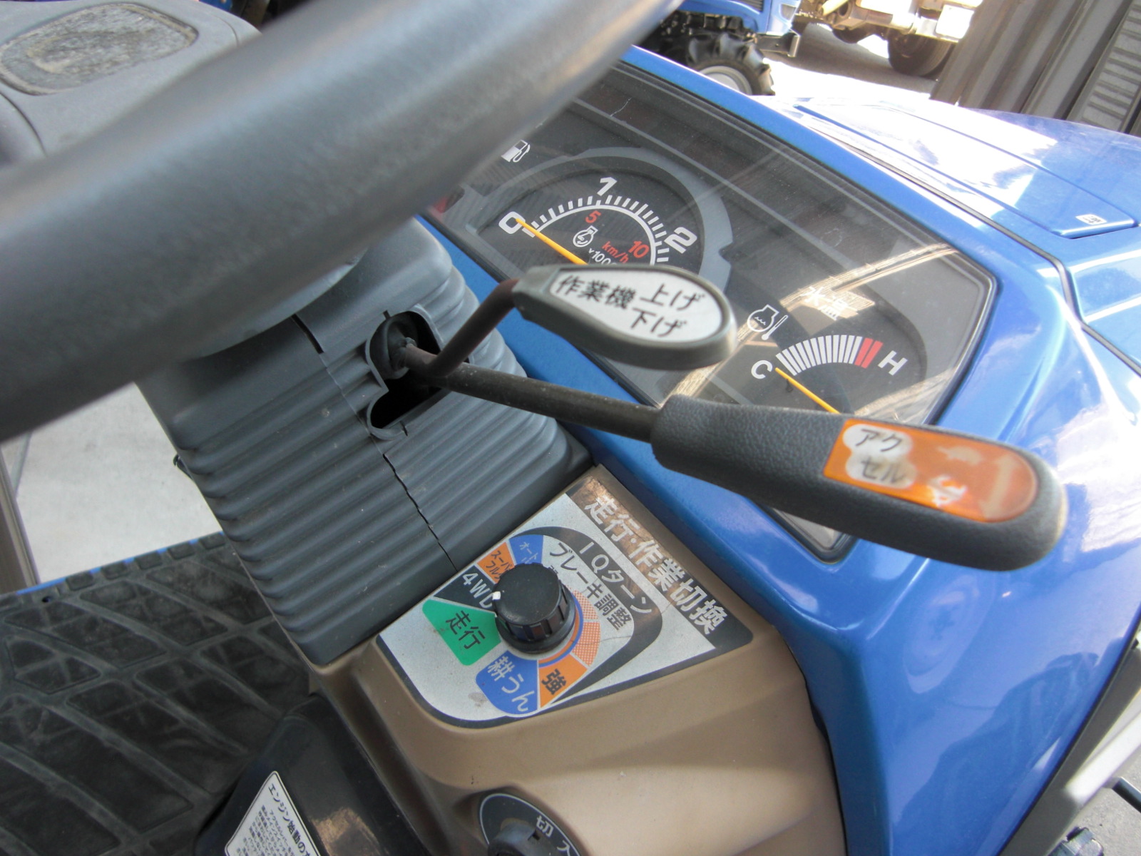 イセキ 中古トラクター TH253-QA15VD　　25馬力フル装備お手頃価格にて！　ハンドル切るだけIQターンでらくらく作業！の商品画像7