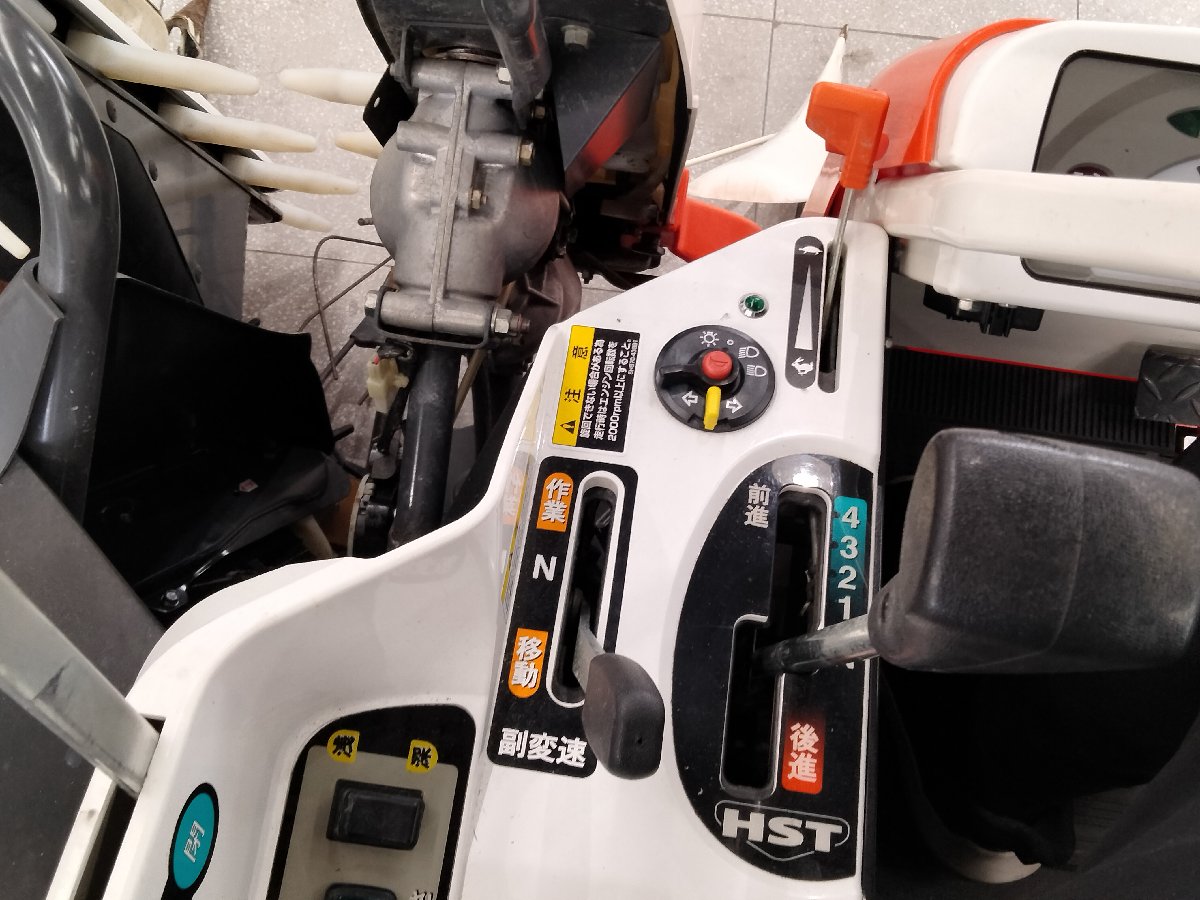 中古コンバイン 【整備待ち】クボタ コンバイン ARN216 長さ×幅×高さ:2750×1580×1870 重量900kg 変速:HST油圧モータ式無段変速の商品画像9